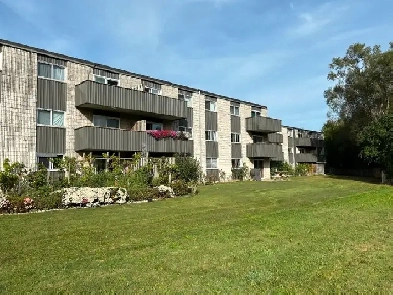 LOCATION LOCATION RENOVATED 1 BEDROOM APT. AVAILABLE 4 MAY 1ST. Image# 1