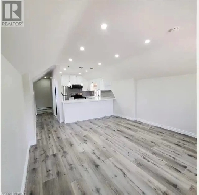 2 bedroom apartment across from school of architecture Image# 8