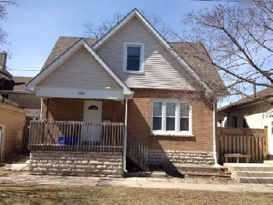 Beautiful student house, minutes from Laurier! $640 per room! Image# 4