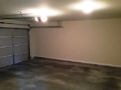 A 300 SQFT garage on Black Creek/401 for rent Image# 1