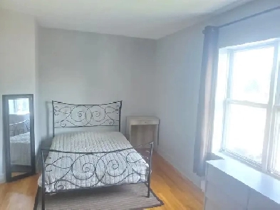 Métro Longueuil __ Colocation __ Propre et Paisible