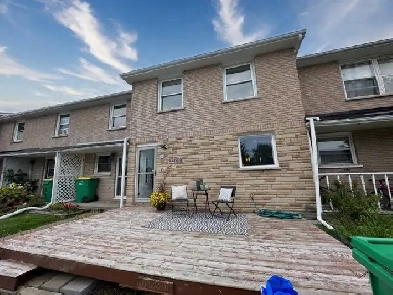 INVESTMENT DEAL!  FREEHOLD Townhouse in Glencoe - under $220K Image# 3