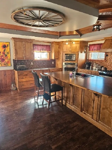 160 acres 3500 square foot house .with 6 bedrooms 3.5 bathrooms Image# 10