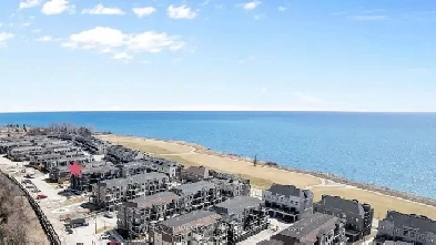 ➡UNPACK AND ENJOY TWO BEDROOM STACKED TOWNHOUSE BY THE LAKE! Image# 9