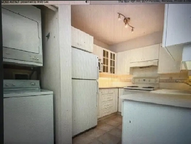 TOP FLOOR 2 bedroom, 2 full Bathrooms Plus Den with window Image# 1