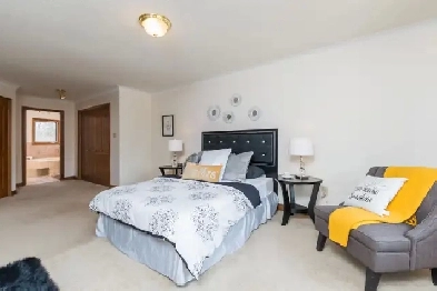 WESTERN: FURNISHED MASTER BEDROOM BRIGHT QUIET HOME - GIRLS ONLY Image# 1