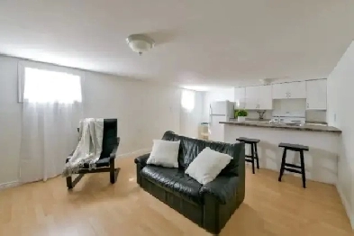 RENOVATED BRIGHT SPACIOUS 1 BEDROOM   small DEN Image# 2