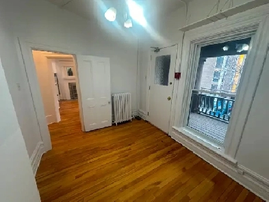 Nice bright 1 bedroom unit- Available July 1st! Image# 6