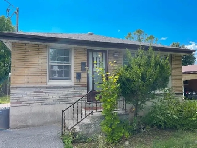 ATTN TRENT STUDENTS - Prime North End Location - 3 Bedroom Image# 1