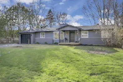 Stylish, Fully Renovated Bungalow in the Heart of Manotick Image# 1