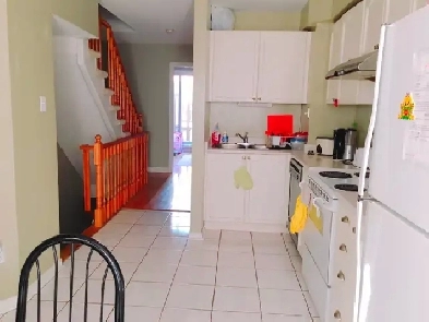 5 minutes walk to Coxwell station, two rooms are available Image# 3