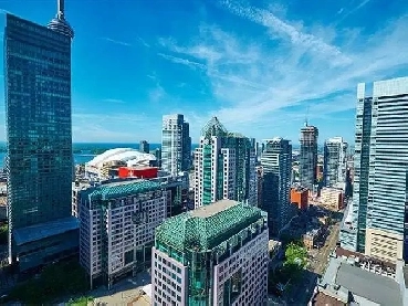 Luxury 2-Bedroom Corner Condo w/ Balcony & Lake Views Image# 1