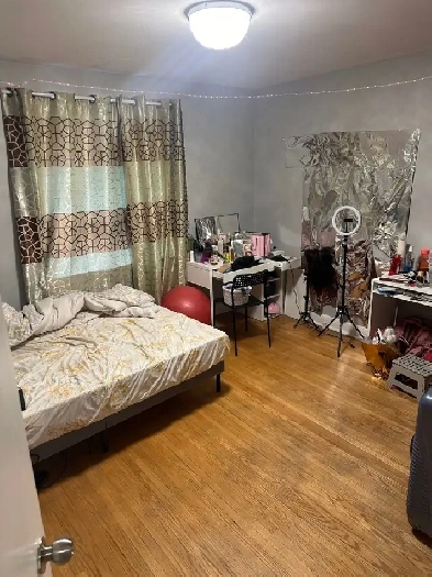 Furnished Mainfloor Private Room MALE – Lawrence/Markham – May 1 Image# 1