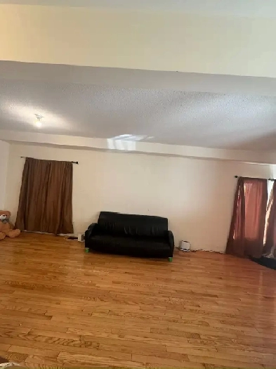 Room for rent, spacious n parking lot in a great neighborhood Image# 1