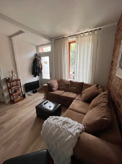 Magnifique 4 1/2 avec cour arrière et rangement au sous-sol! Image# 1