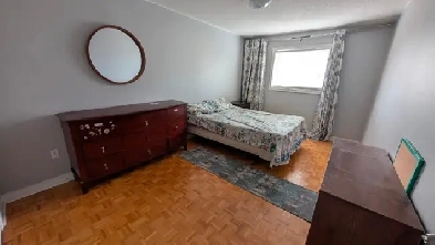 LARGE ROOM MAVIS/CENTRAL PKWY, 5 MINS TO SQ1 Image# 1