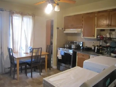 GRAND 2 1/2 A LOUER D'UN TRIPLEX Image# 1