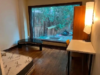 PRIVATE BRIGHT ROOM MAIN FB L-50m TO PLAZA STEELES AND BATHURST Image# 1