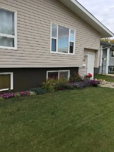 3 Bdrm Alberta Side Duplex with large fenced yard! Image# 5