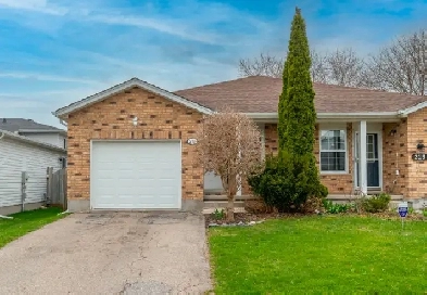 New Hamburg MOVE-IN-READY Semi Back-Split For Sale! Image# 3