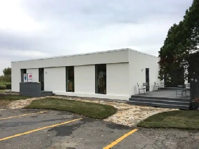 Beau grand local Commercial à Mont-Saint-Hilaire