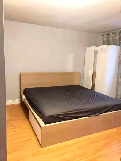 Master bedroom   Ensuite Washroom in shared house, Erin Mills Image# 1