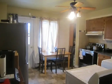 GRAND 2 1/2 A LOUER D'UN TRIPLEX Image# 1