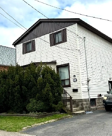 McMaster Student Rental 10 min walk to University Image# 1