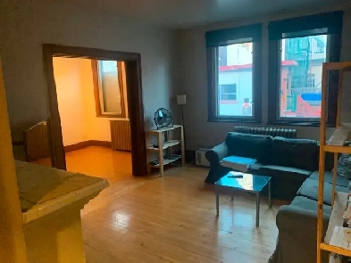 4, 1/2 sur le Plateau, Square Saint-Louis. 2 min a pied du metro Image# 1