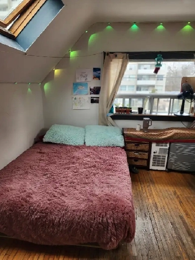 Room for Rent, 1 /2 people, reasonable, Mt. Pleasant & Eglinton Image# 2