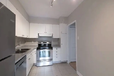 spacious 2-bed 2-bath unit, May 1st, Westmount, CDN - ID 3791 Image# 1