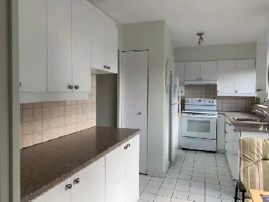 Magnifique grand 4 1/2  Cote-Vertu Image# 1