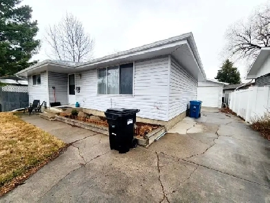 Charming 3-Bedroom Home in Oakridge - Available June 1st! Image# 27