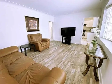 Spacious renovated 3BHK, 2 parking spots main floor unit Image# 5