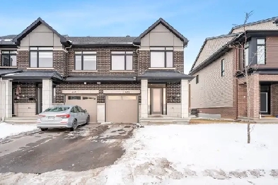 Spacious End unit upgraded home with large living room! Image# 9