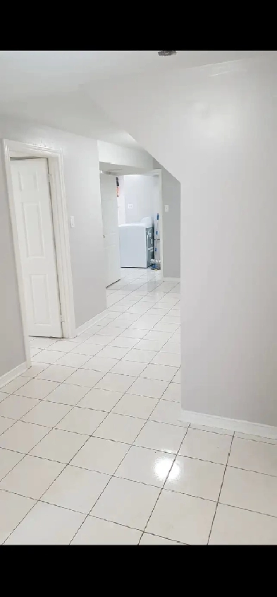Mississauga / 1 Large Private Bedroom  / in Shared Basement Image# 1