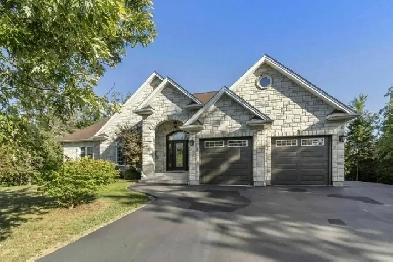 Custom bungalow on 1.1 acres of privacy! Image# 1