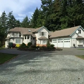 Quiet Top-Floor 1-Bedroom Suite Near Elk Lake – Walk to Beach Image# 1