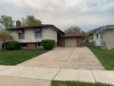 Bi level home in prime location on Forest Glad drive Image# 2