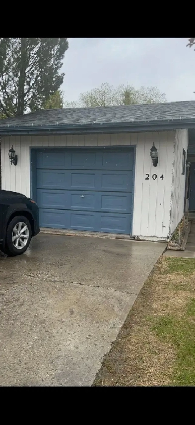 Available May 31. 3 bed 1.5 bathroom in Ranchlands Image# 8