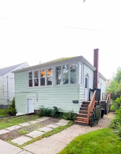 RENOVATED 2 BEDROOMS, 6 APPEARANCES, PET OK, QUIET WEST END Image# 2