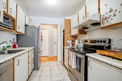 PROPRIÉTÉ OFFRANT DE CHAMBRES À COUCHER À LAVAL. Image# 1