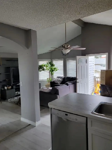 Spacious and bright (1290 sqf) upper level 2 bedroom 1 bath Image# 4