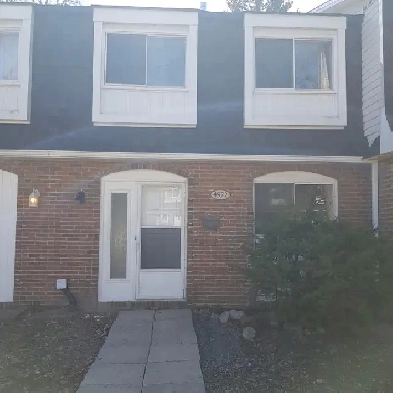BEAUTIFUL TOWNHOUSE ON LAKE STREET  D.D.O.  2 KM from Fairview Image# 1