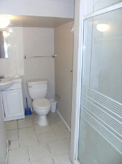 NW Renovated Multiple Rooms for Rent (4) Image# 2