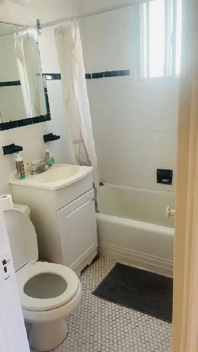 Chambre à sous-louer: Quartier Côte-des-Neiges Avenue Darlingto, Image# 1