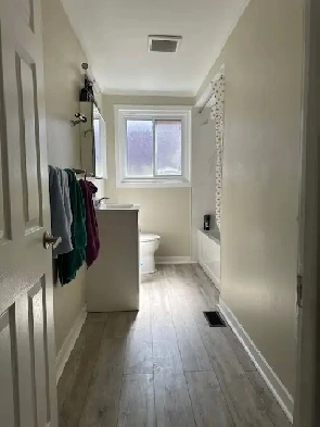 Apartment for Rent: 3 Bedroom - Two Parking - In suite laundry Image# 8