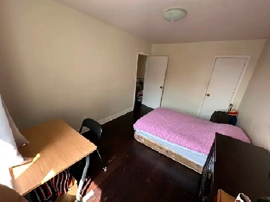 Spacious room for rent for female tenant. Midtown Toronto west Image# 2