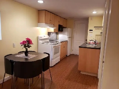 Spacious,quiet,garden-level suite.very close to King Ed. Station Image# 10