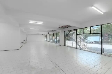 2000-7300pc | Commercial Unit For Rent/Local Commercial A Louer Image# 4